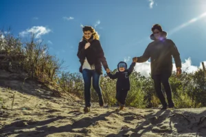 Una familia feliz al viajar en familia
